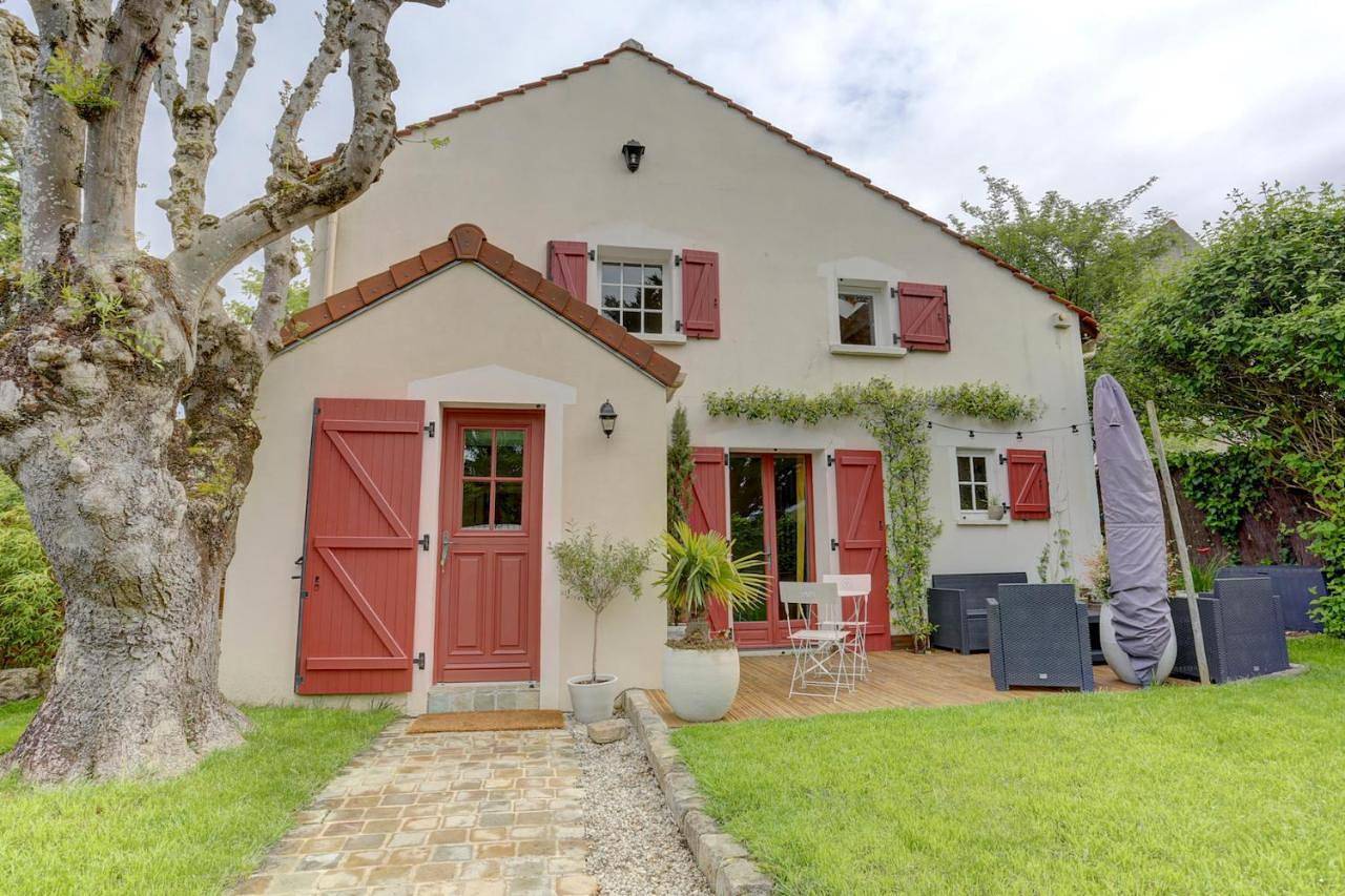 Two-Bedroom House in Noisy-le-Roi, Yvelines