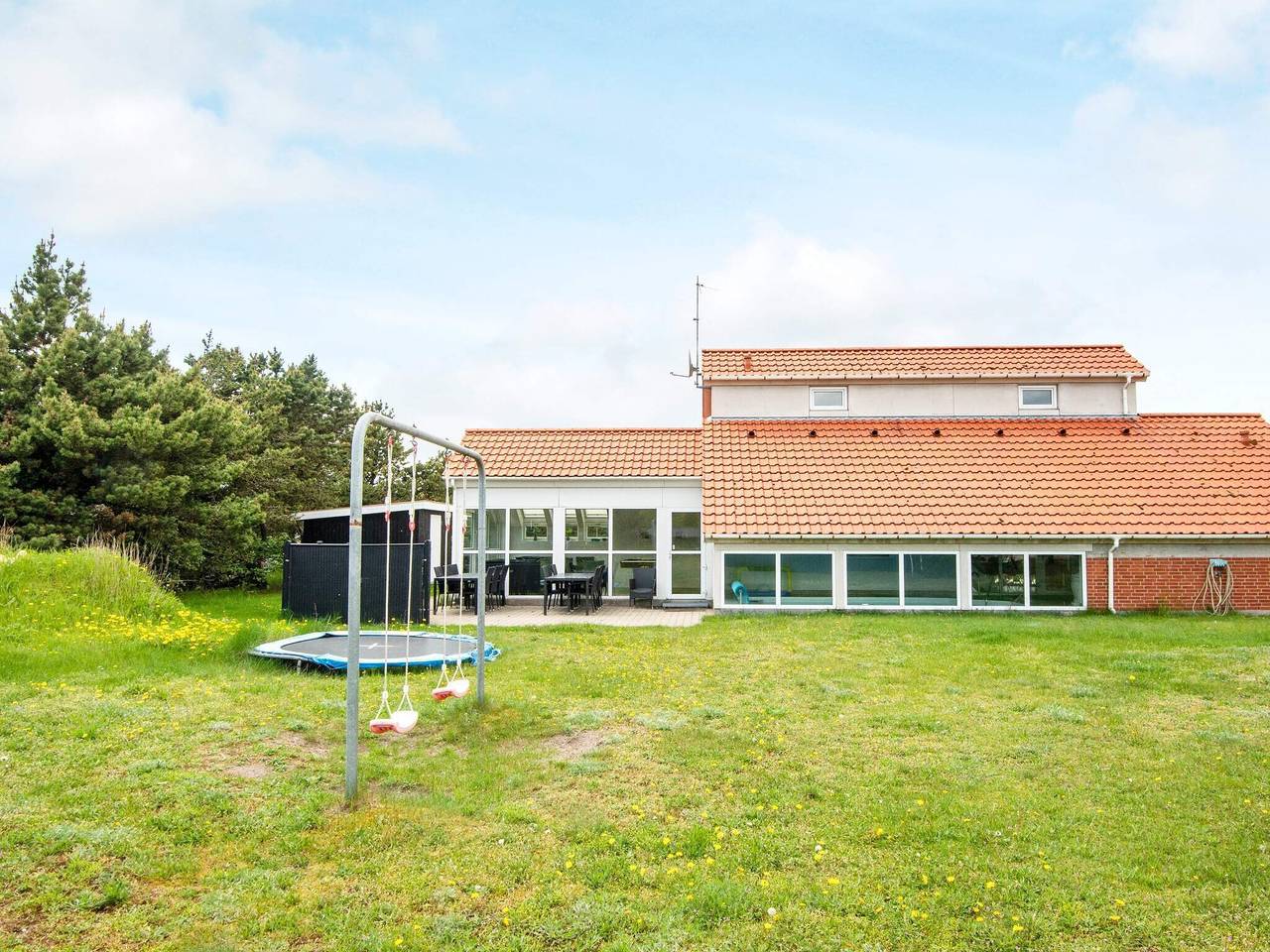 Luksusferiested med pool in Fjellerup Strand, Djursland