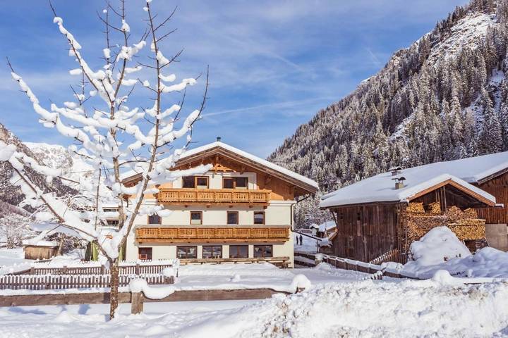 Ferienwohnung für 4 Personen, mit Balkon und Terrasse sowie Garten und Ausblick in Gschnitz und Umgebung