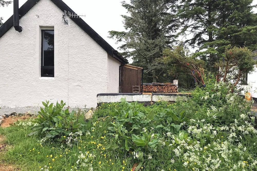 Cosy mountain barn conversion surrounded by lakes, forests and coastline  in Selerna Electoral Division, Connemara