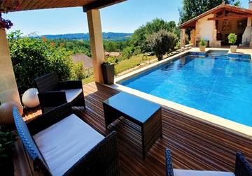 Location de vacances pour 4 personnes, avec jardin ainsi que vue et piscine à Saint-Jean-de-Côle