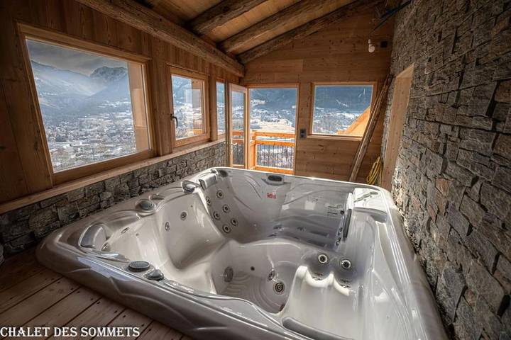Gîte pour 8 personnes, avec Balcon et Jacuzzi ainsi que Terrasse et Piscine à Puy-Saint-Pierre