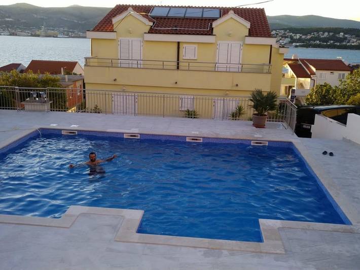 Ferieleilighet for 4 personer, med balkong og badebasseng, dyr tillatt i Kroatia
