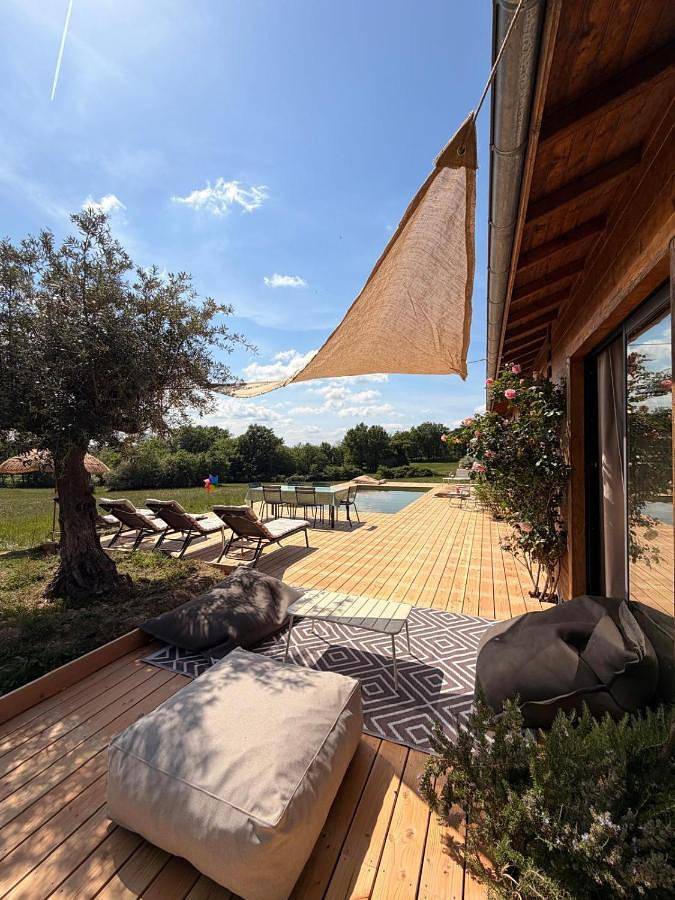 Location de vacances pour 6 personnes, avec vue ainsi que jardin et piscine à Saint-Aulaye