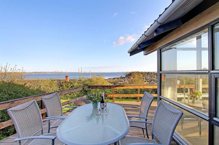 Ferieudlejning for 6 personer, med terrasse og have i Følle Strand