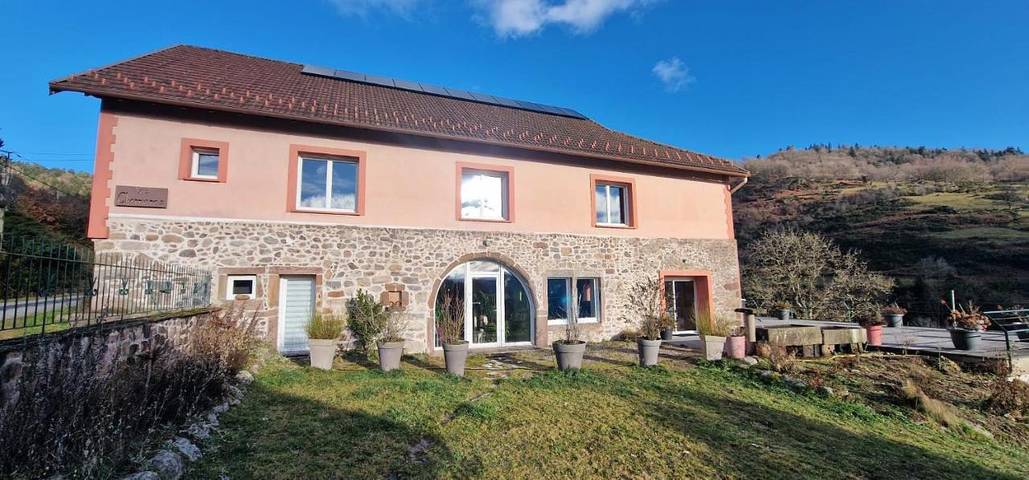 Villa pour 9 personnes, avec jardin et vue ainsi que piscine et sauna, animaux acceptés