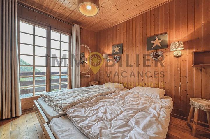 Idéalement situé, à proximité du vieux village, à 2' à pied du départ du funiculaire. Chalet sur 2 n in Saint Luc, Anniviers