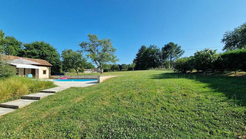 Location de vacances pour 10 personnes, avec terrasse ainsi que piscine et jardin à Saint-Méard-de-Gurçon - 3