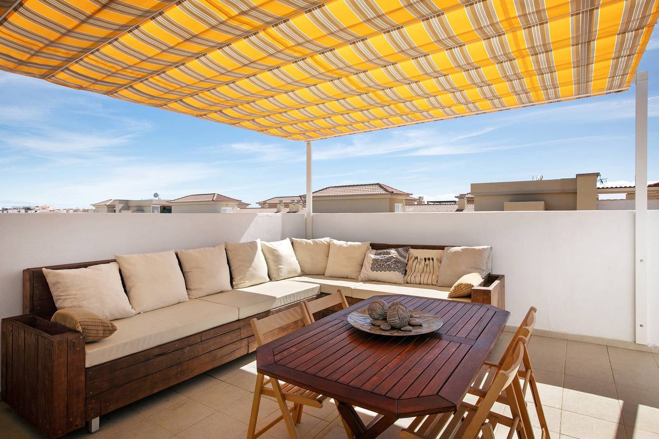Apartamento entero, Apartamento de vacaciones 'Oramas Beach House - Pool & Terrace' , terraza privada y Wi-Fi in Puertito de Güímar, Güímar