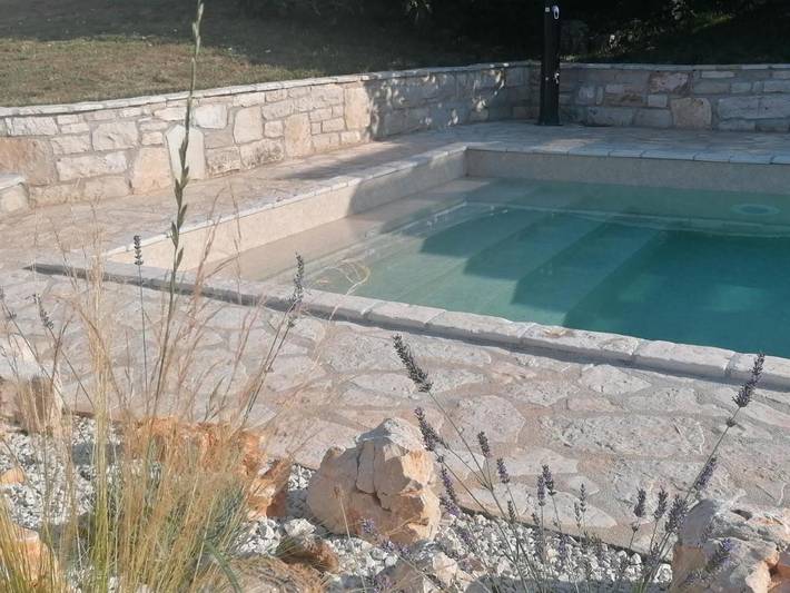 Location de vacances pour 6 personnes, avec vue ainsi que piscine et jardin à Tinjan - 3