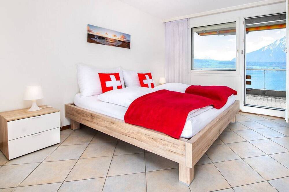 Entire apartment, Swisshut Stunning Views Alps & Lake - Apart. Carpe Diem in Sigriswil, Lake Thun