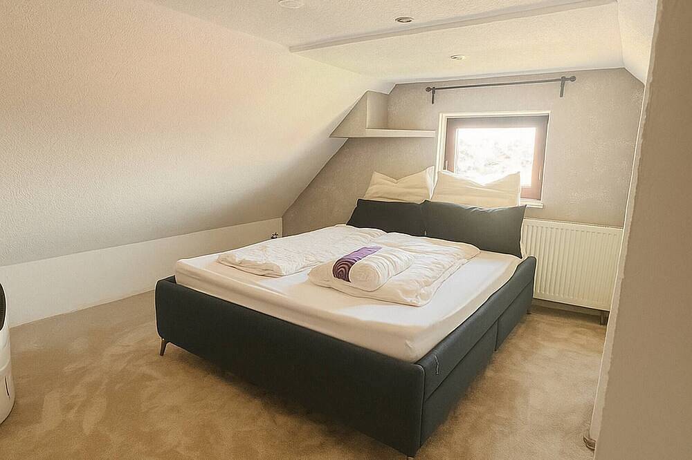 Kleiner Hauspark kostenlos an der Straße in Stuttgart, Stuttgart Region