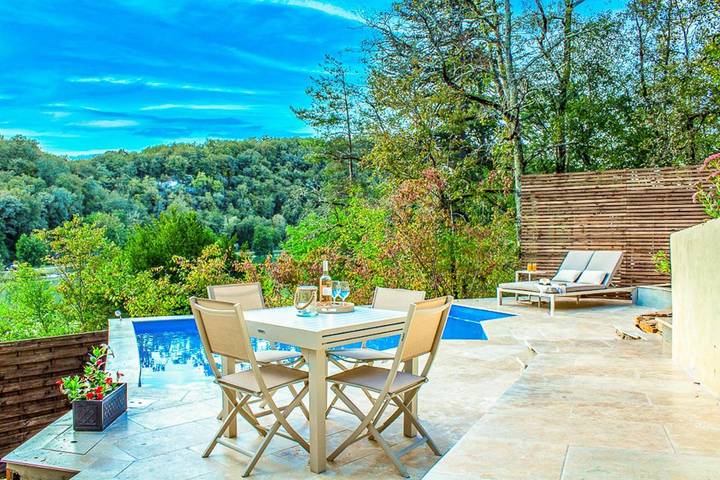 Location de vacances pour 6 personnes, avec jardin et vue sur le lac ainsi que vue et piscine à Catus