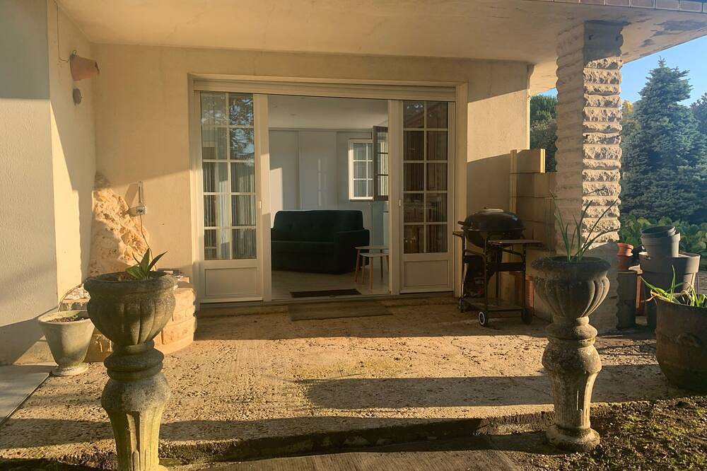 Lodging with indoor pool! Ideally located for discovering the region in Bussac-sur-Charente, Saintes region