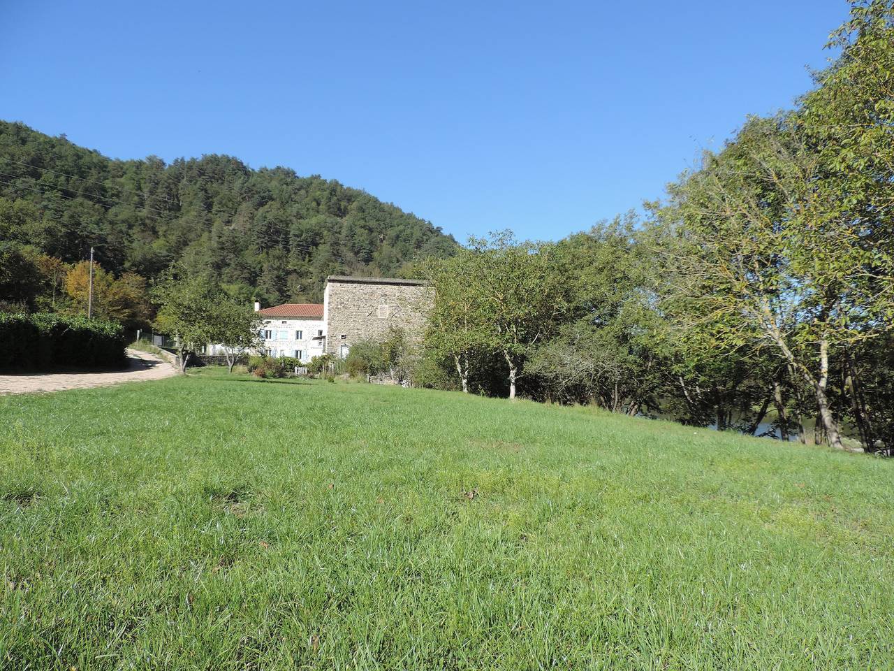 Maison de campagne "Moulin De La Ribeyre" avec vue sur les montagnes, terrasse privée et Wi-Fi in Saint-Vincent (France), Haute-Loire