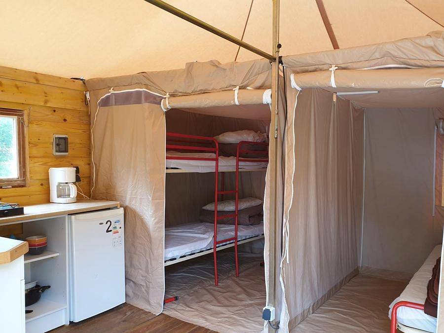Camping Coeur d'Ardèche - Tente en toile et en bois 4 personnes - La Cabane 16m² (2 chambres) sans sanitaires 4 pers in Saint-Vincent-de-Durfort, Parc naturel régional des Monts d'Ardèche