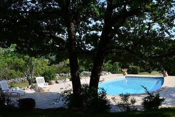 Gîte pour 5 personnes, avec terrasse et jardin à Lussan
