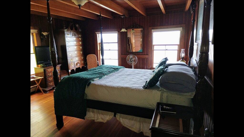 Lake Winni's Finest Waterfront restaurierte Villa mit Bootshaus und Privatstrand in Gilford, Lake Winnipesaukee