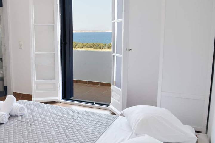 Villa pour 8 personnes, avec jardin ainsi que jacuzzi et balcon, animaux acceptés dans Milos - 2