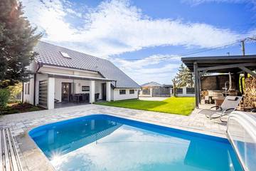 Ferienhaus für 10 Personen, mit Pool und Whirlpool sowie Sauna und Garten in Siofok