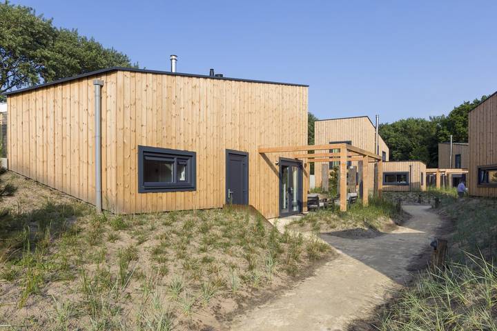 Strandhuisje voor 4 personen, with Balkon/Terras and Terras as well as Tuin in 