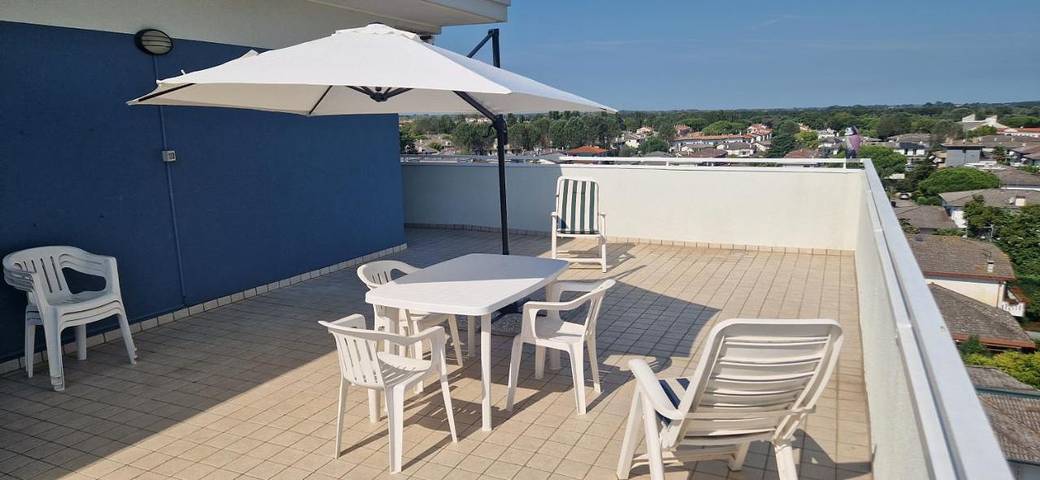 Ferienwohnung für 6 Personen, mit Terrasse und Kinderpool sowie Pool und Ausblick in Porto Santa Margherita