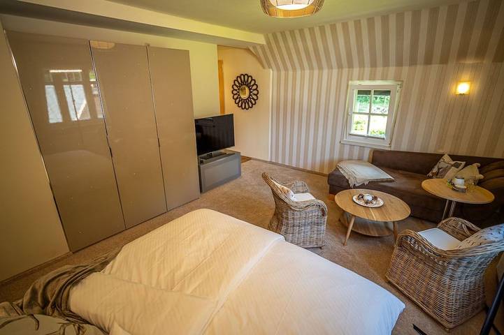 Ganze Wohnung, Ferienwohnung Platzhirsch, charmant, mit Waldblick und großem Bad in Altenberg, Osterzgebirge