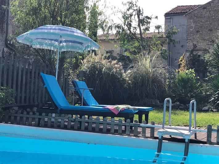 Location de vacances pour 10 personnes, avec vue ainsi que jardin et piscine, adapté aux familles à Dampierre-sur-Boutonne - 4