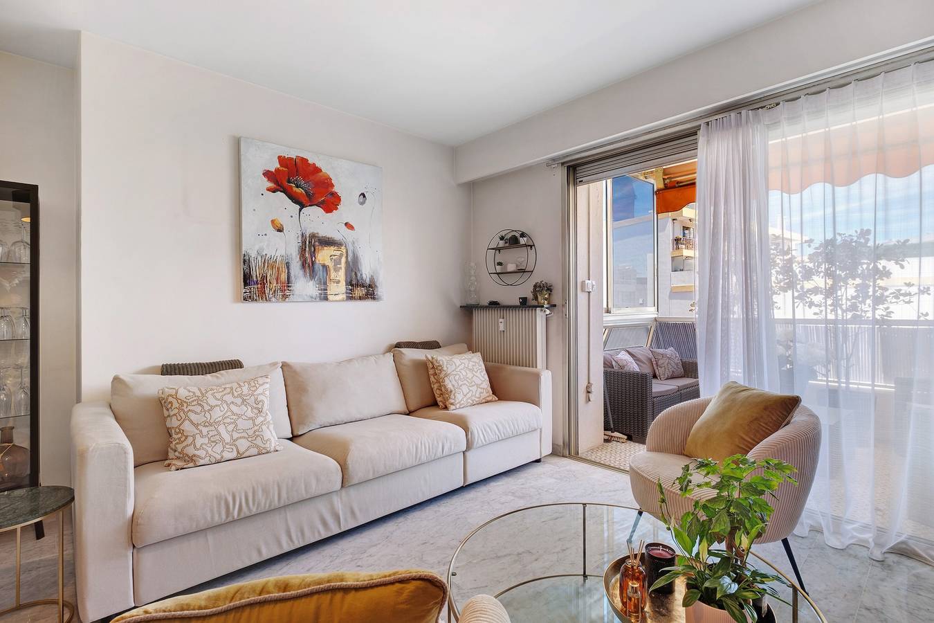Entire apartment, 'Couronne Du Cros T2 Seaside Apartment' with Private Terrace, Wi-Fi, and Air Conditioning in Cagnes-sur-Mer, Mediterranean Coast (France)