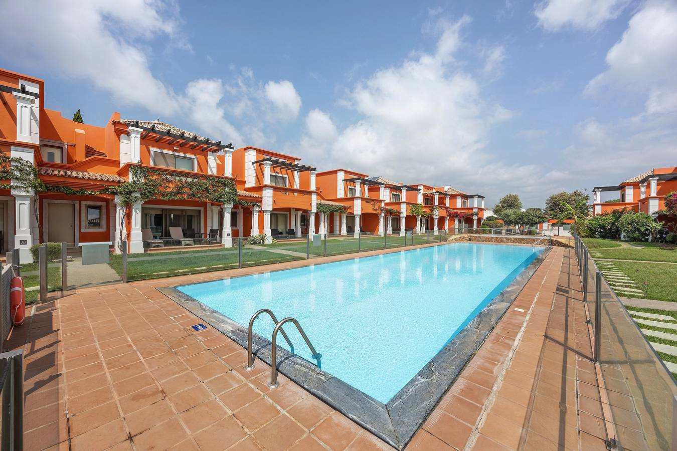 Ferienhaus 'Orange Lux Tavira Residenz 3I' mit Gemeinschaftspool, Wi-Fi und Klimaanlage in Freguesia da Luz de Tavira, Parque Natural da Ria Formosa