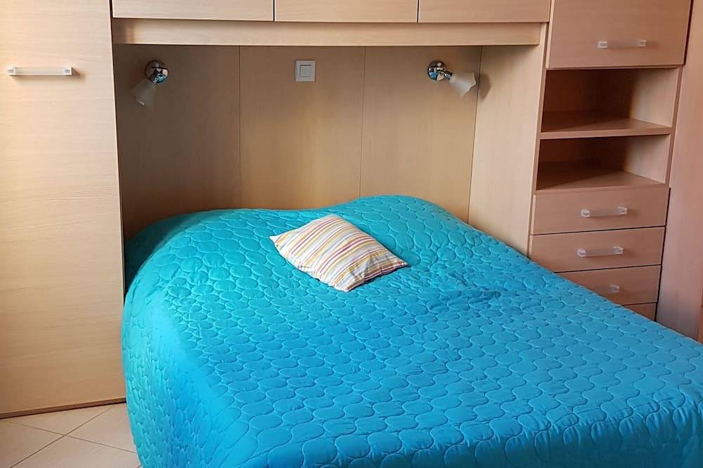 Ganze Wohnung, Ruhig, 500 m vom Strand von Lozari entfernt in Palasca, Calvi und Umgebung
