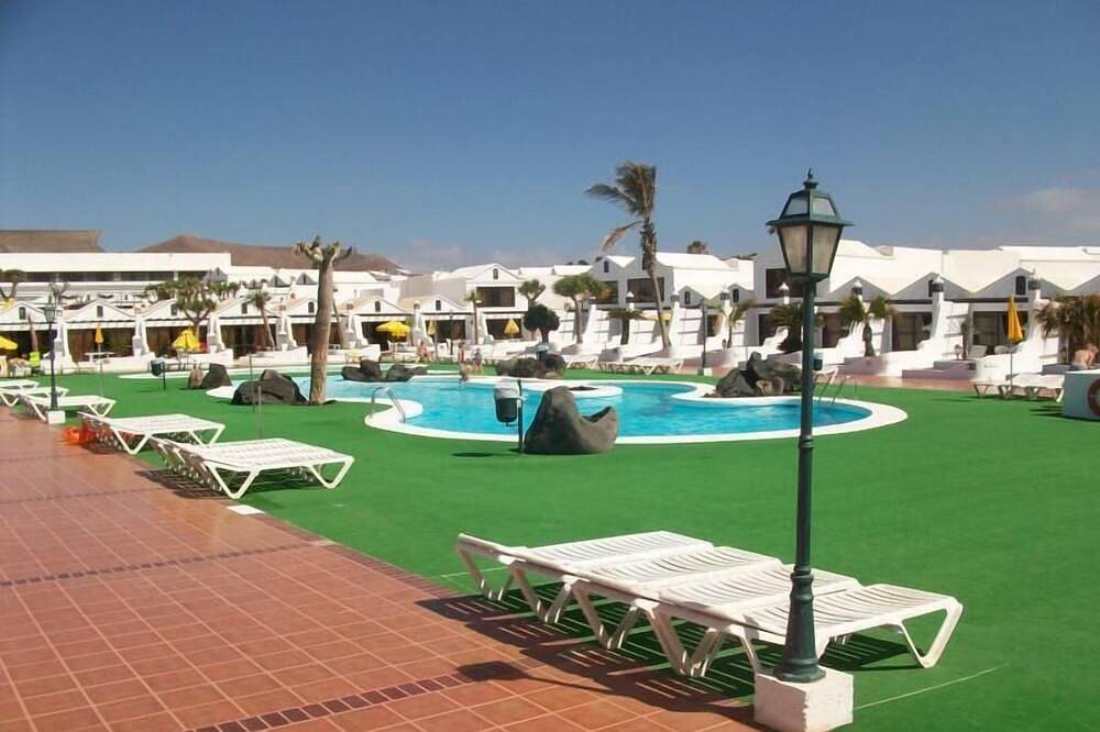 Holiday Villa with shared pool in Costa Teguise, Las Cucharas in Costa Teguise, Teguise