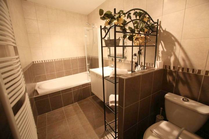 Hôtel pour 2 personnes, avec terrasse à Bèze (homonymie) - 3