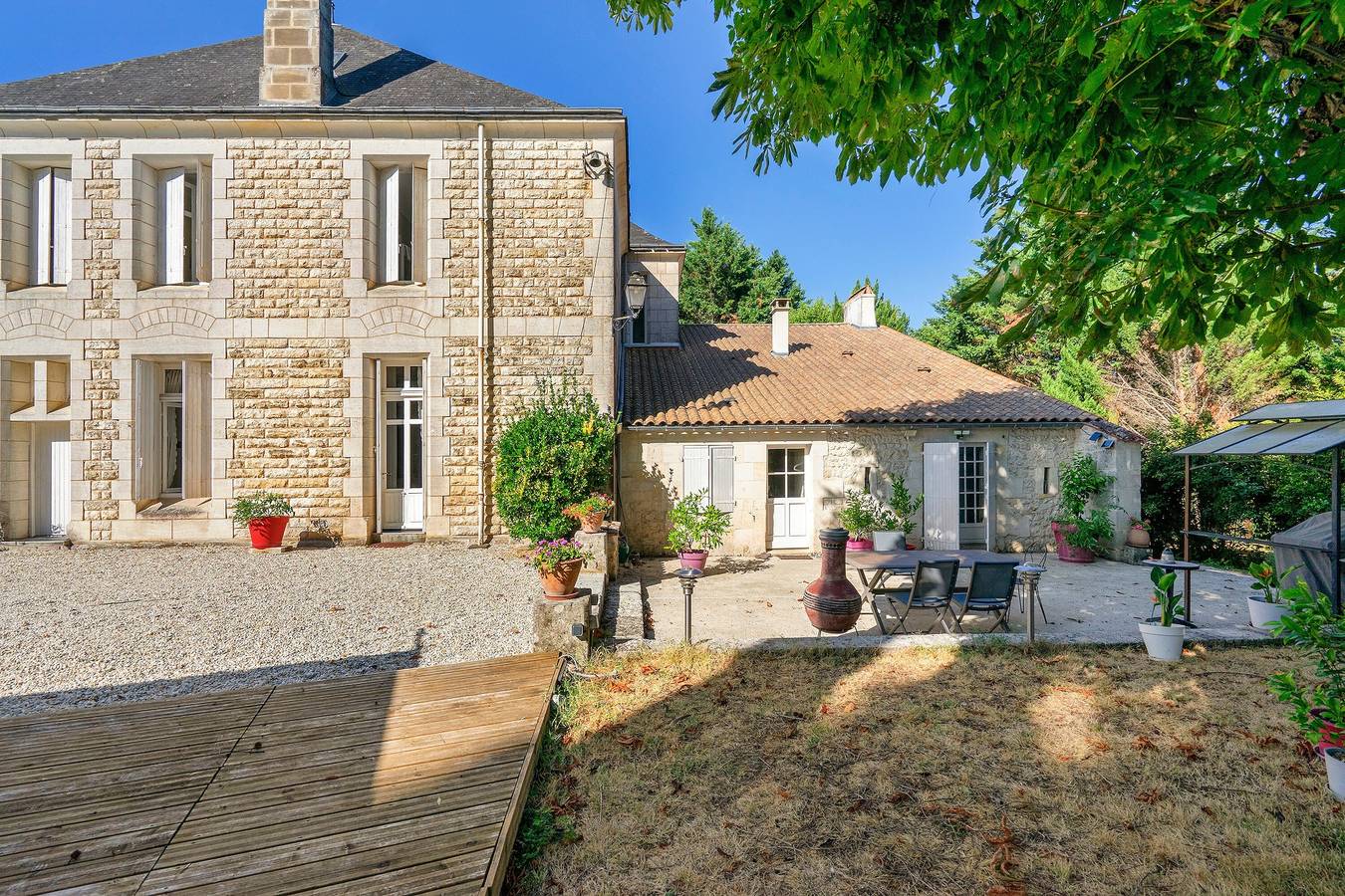 Chambre d’hôtes « Chambre Soleil Couchant » avec terrasse partagée, jardin partagé et Wi-Fi in Saint-Porchaire, Région de Saintes