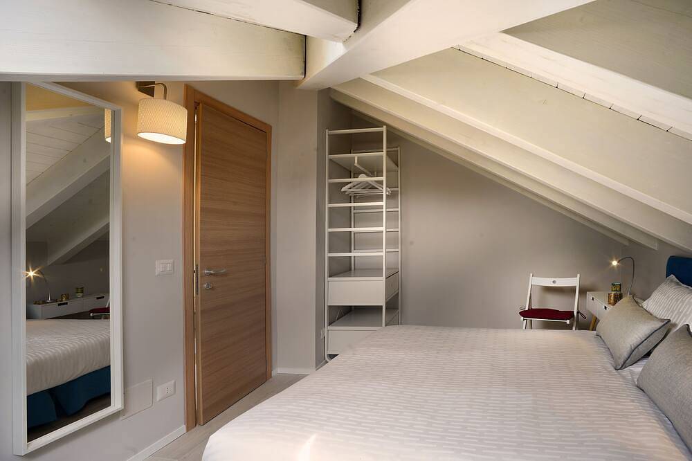 Ganze Wohnung, Willy's Home, Dachgeschoss im Zentrum mit Meerblick, gratis Wifi in Spiaggia Santa Teresa, Salerno