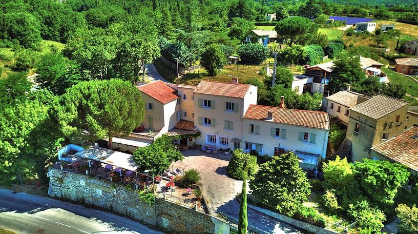 Hôtel, avec Terrasse et Jardin ainsi que Piscine et Vue