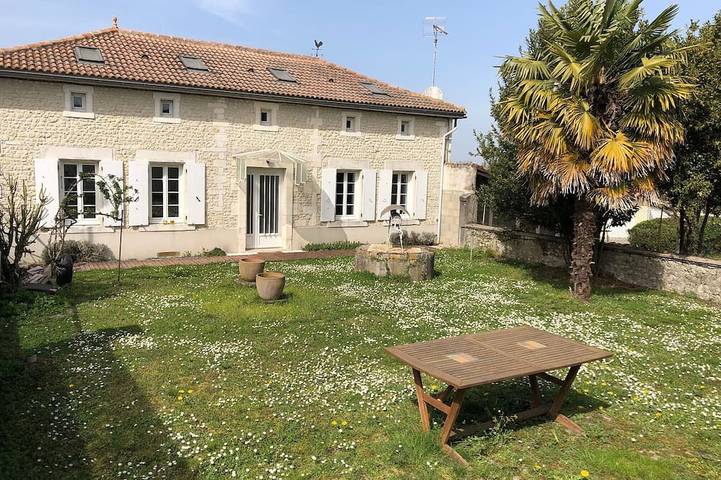 Gîte pour 6 personnes, avec jardin à Salles-de-Barbezieux