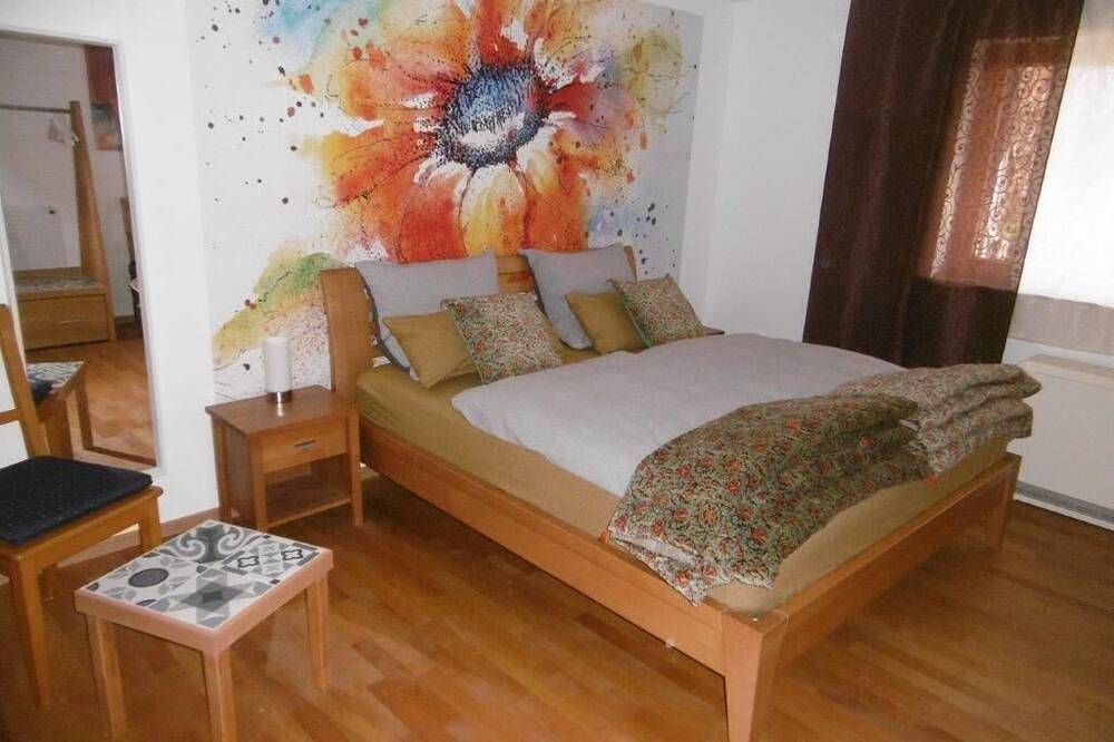 Ganze Wohnung, Ferienwohnung (75qm) mit Außenpool in Tauberbischofsheim, Stuttgart Region