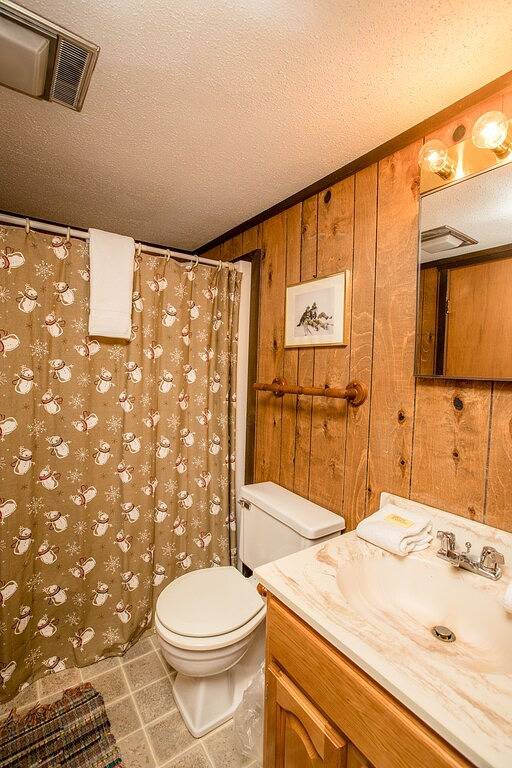 Ein charmantes Ferienhaus in einer bewaldeten Umgebung mit gemütlichem Dekor und erlaubt Hunde in Gogebic County