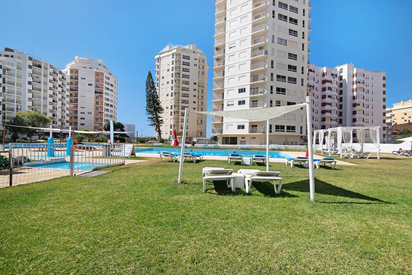 Ganze Wohnung, Apt. Estrela 606 direkt am Strand mit Meerblick, Wlan, Klimaanlage und Pool in Armação de Pêra (costa), Armação de Pera