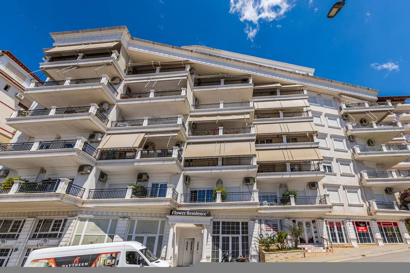 Ganze Wohnung, Flower Balcony Apartment | 2Br Beachside Escape in Sarandë, Vlorë