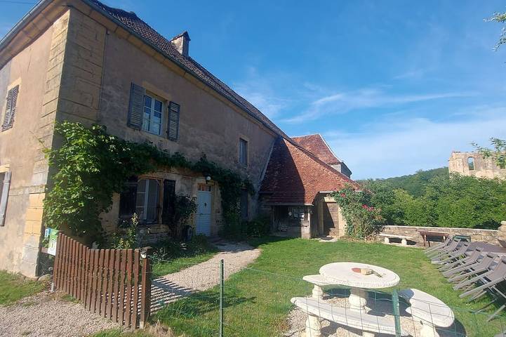 Location de vacances pour 8 personnes, avec Terrasse ainsi que Jardin et Piscine dans Melin