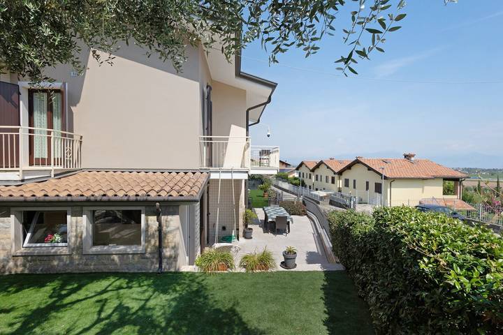 Villa sul Lago di Garda: Spa Esterna e Giardino Privato in Peschiera del Garda, Prealpi Gardesane