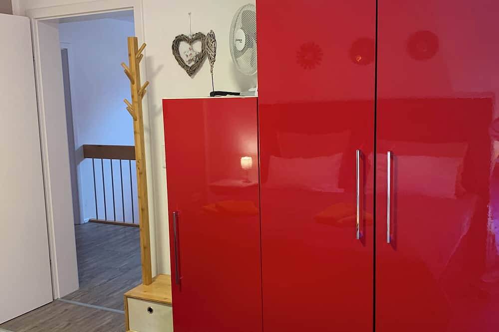 Ganze Wohnung, Schöne und moderne Wohnung mit drei Schlafzimmer, zwei Badezimmer und Sauna in Burgbernheim, Romantische Straße