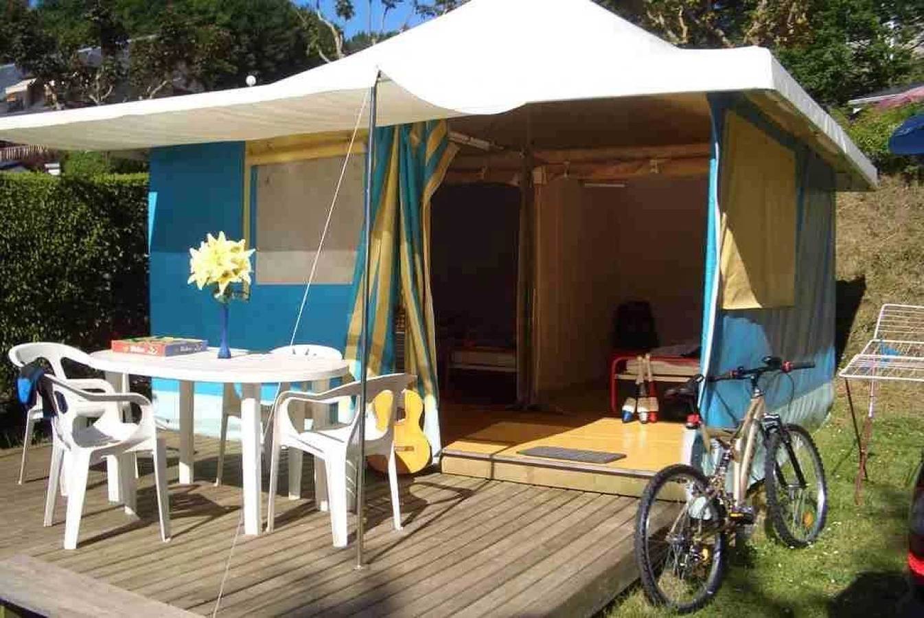 Zecamping 4 étoiles chiens acceptés tennis piscine chauffée in Salles-Curan, Lago de Pareloup