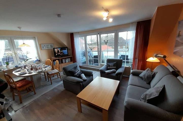 Ganze Wohnung, Helle Ferienwohnung mit Südbalkon für 2 Pers., strandnah, zentrumsnah, 2 e-bikes in Norddeich, Norden und Umgebung