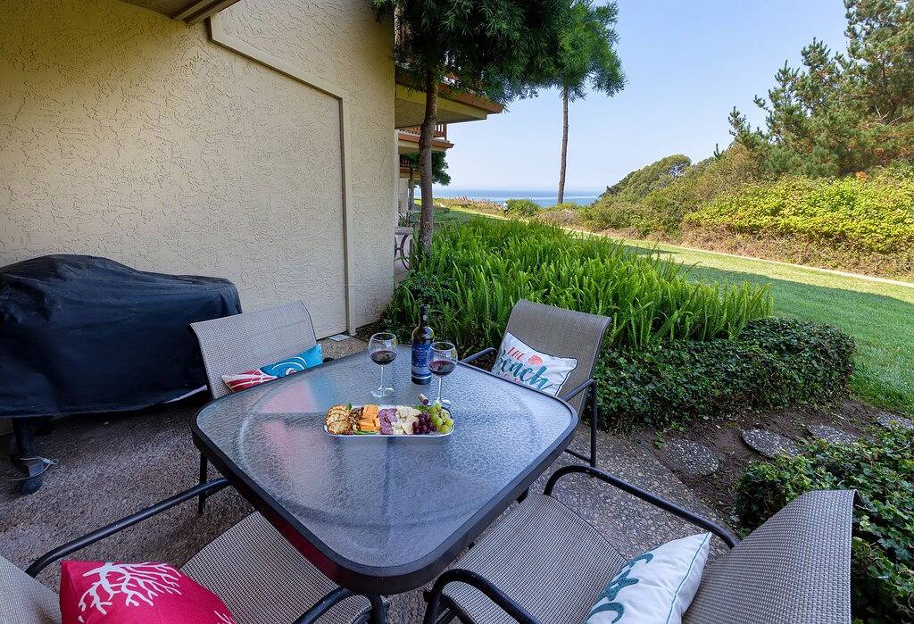 Ganze Wohnung, ❤ Seaside Sanctuary: Stair-Free 2Br Villa, Ocean Views from 3 Patios ❤ in Rio del Mar, Santa Cruz County
