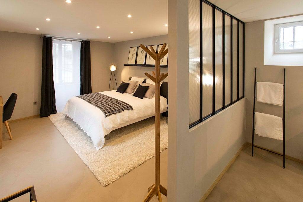 Le Presbytère de Thiverval - Chambre Rougemont in Thiverval-Grignon, Yvelines