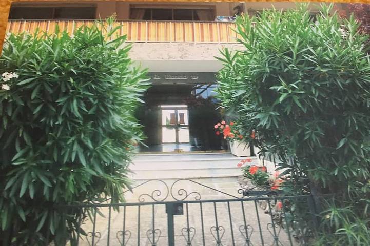 Appartement entier, La Napoule - Grand Studio - Terrasse Sur Jardin - A 100m Des Plages in Mandelieu-la-Napoule, Massif de l'Esterel