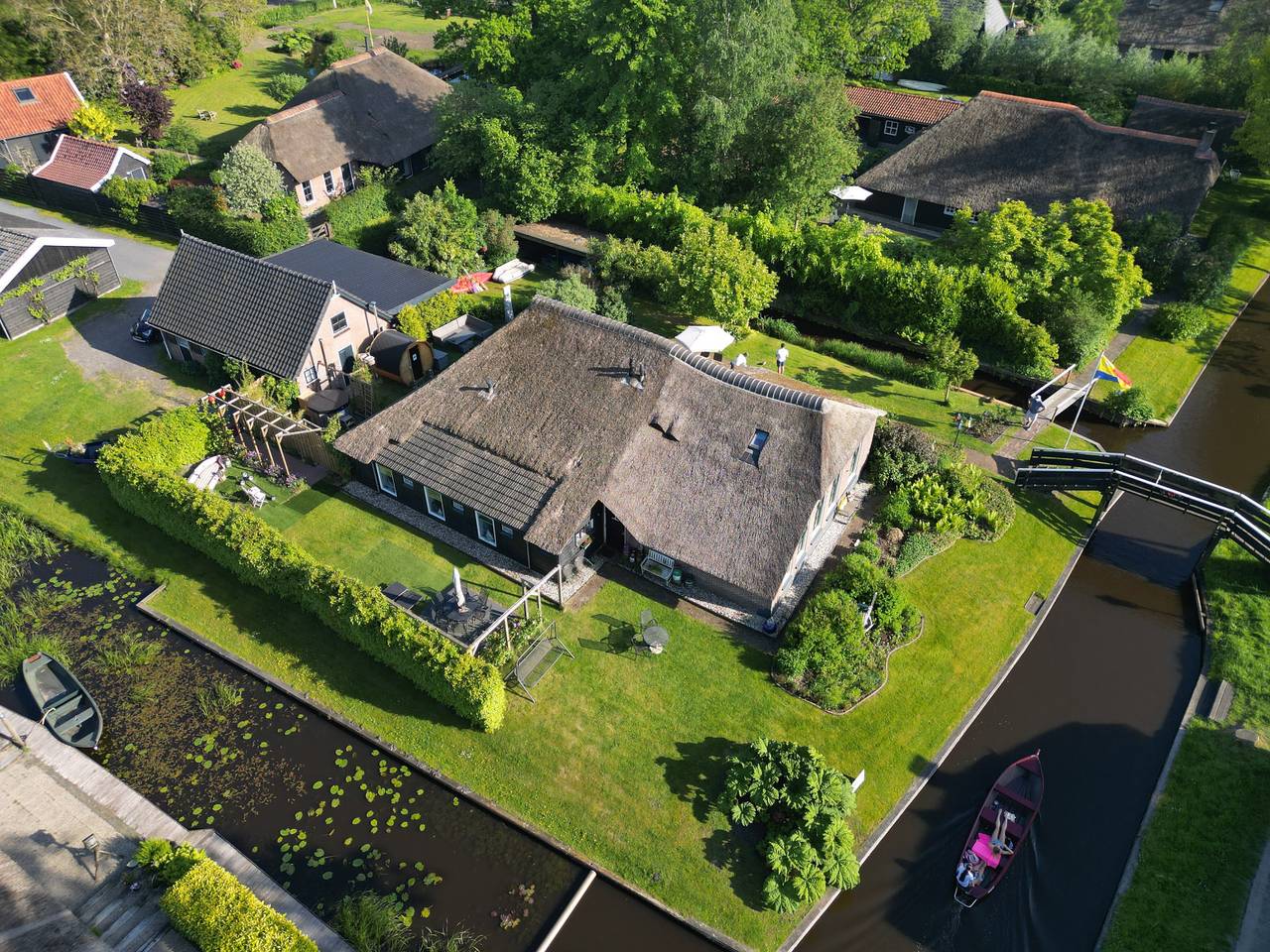 Charmantes 6-Personen-Ferienhaus mit Whirlpool und Sauna, direkt am Wasser in Giethoorn in Giethoorn, Nationalpark Weerribben-Wieden